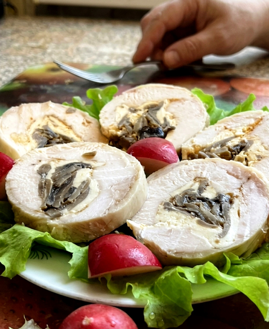 🍽️ Рулет із курячої грудки. Ділюсь рецептом простенької і не затратної домашньої закуски “на швидку руку”