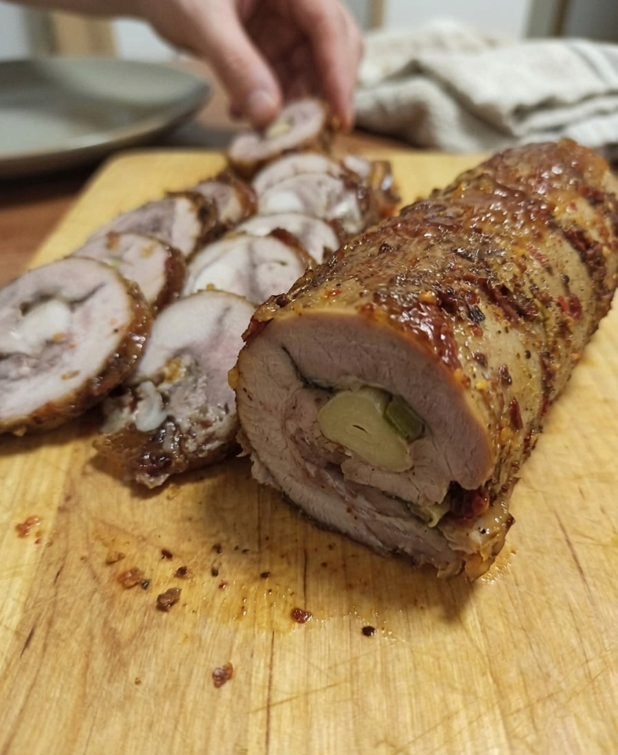 🍽️ Рулет з індички – це дуже смачна і соковита закуска на будь-який стіл, а готується простіше-простого