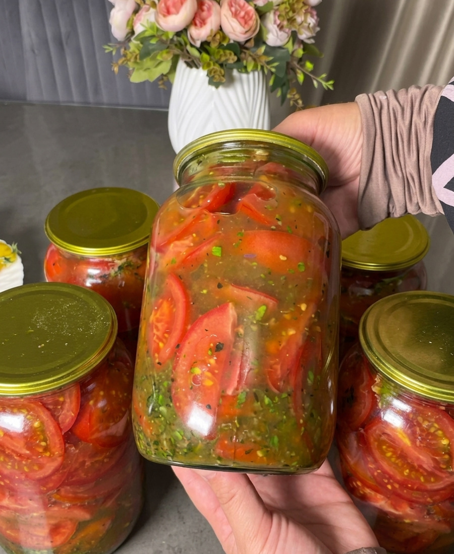 🍽️ Дуже смачні оригінальні помідори на зиму половинками – готую їх у пікантному маринаді, який випиваємо до останньої краплі!