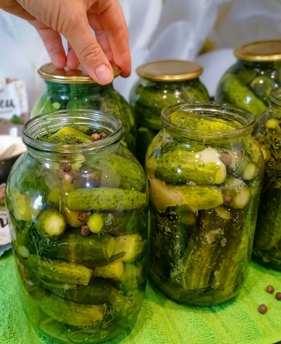 🍽️ Мариновані огірки на зиму. Закриваю багато банок не тільки для себе, але і родичів пригостити (не потрібно возитися з розсолом, дуже смачно)