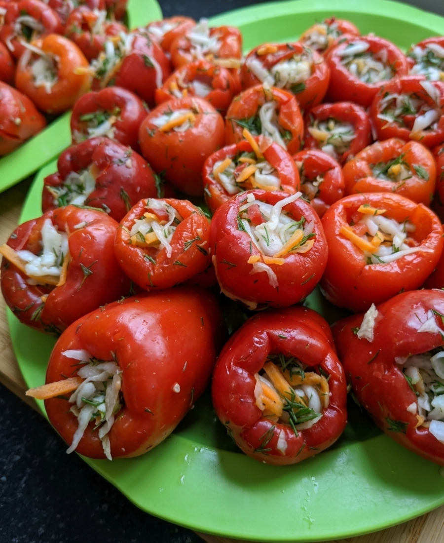 🍽️ Найсмачніший маринований болгарський перець, фарширований капустою на зиму: рецепт просто “бомба”, зберігається у квартирі