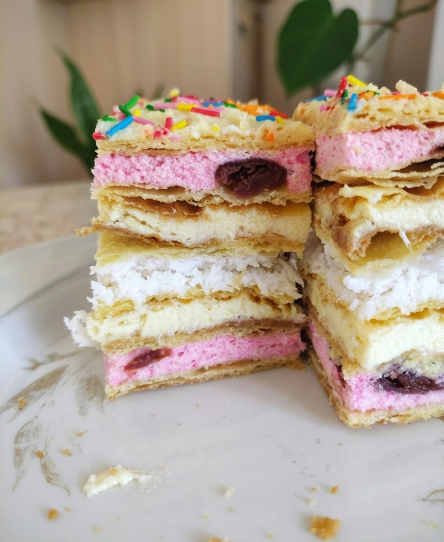 🍽️ Розкішний пляцок з вишнями і кокосом на слойоному тісті – рецепт від української господині, який завжди вдається