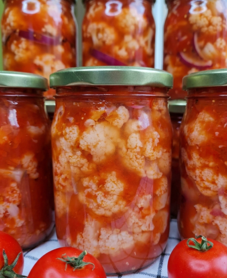 🍽️ Цвітна маринована капуста в томатному соусі на зиму: готувати точно треба побільше, закінчується така смачна заготовка дуже швидко