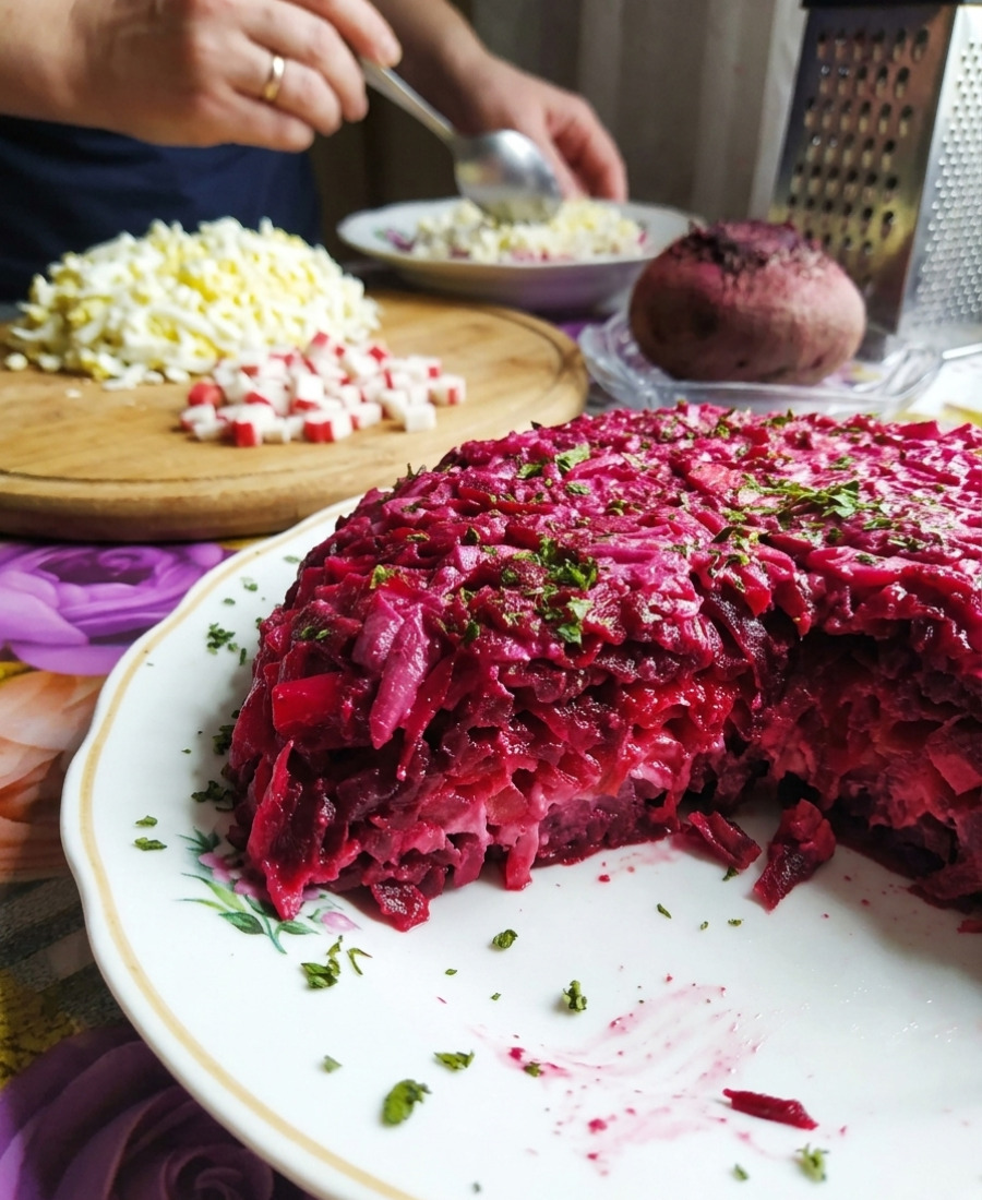 🍽️ Смачний та простий салат “Рожевий фламінго” з буряка і крабових паличок: легкий пікантний салат, який вам точно сподобається