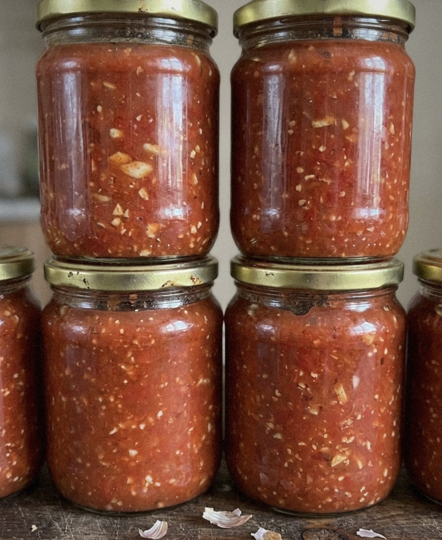 🍽️ Томатний соус з часником на зиму: додаю до будь-якої страви, їдять навіть діти – це дуже смачно