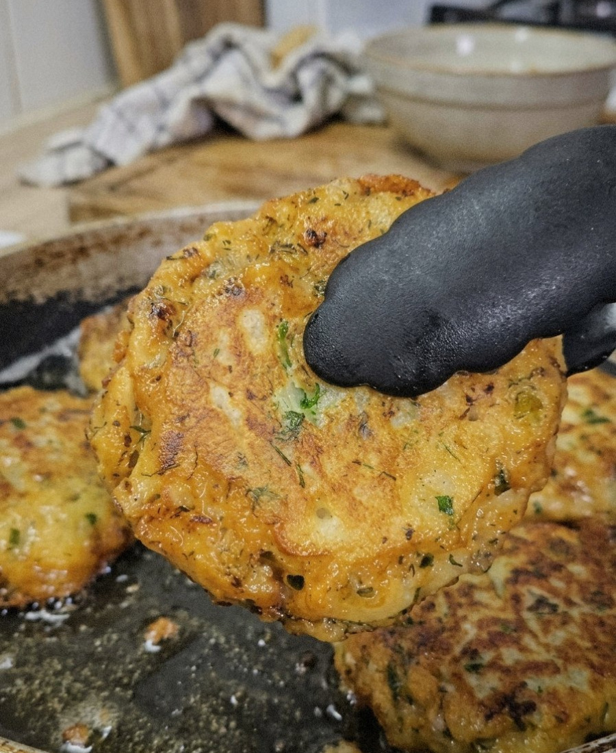 🍽️ Беру 1 склянку кефіру та трохи фаршу і готую крутіше, ніж біляші та чебуреки: швидкі ліниві пиріжки на перекус